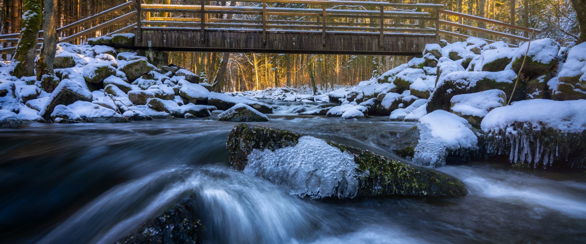 Winter zaubert Eisformen entlang der Mittelgebirgsbäche im Naturpark Bayerischer Wald. Bildautor Woidlife Photography